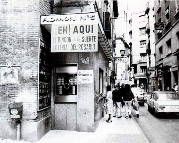 Fachada hist�rica de Loter�a del Rosario en Zaragoza, conocida popularmente como El Rinc�n de la Suerte